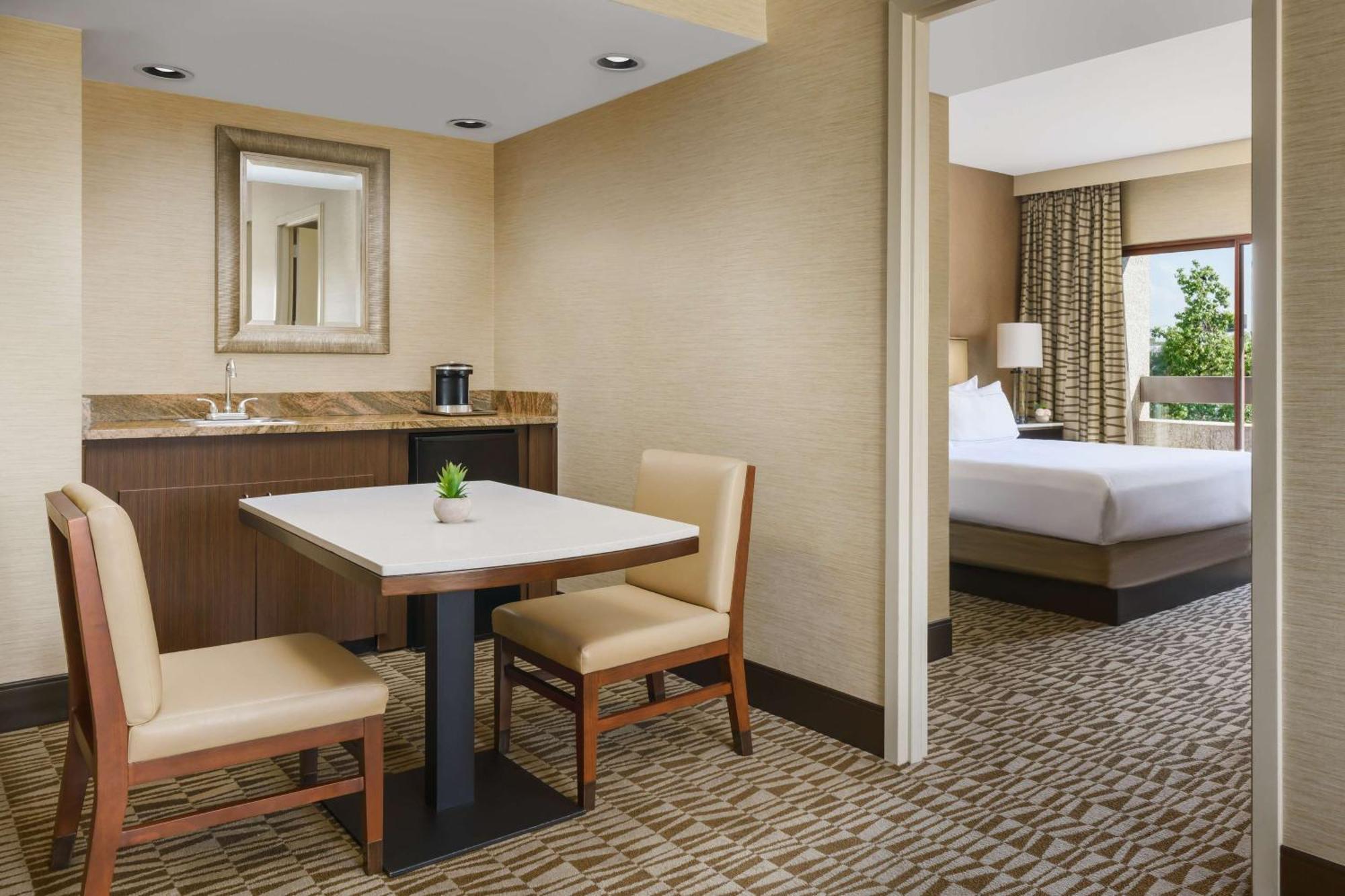 Hotel Hilton Airport 3*